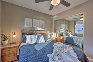 อพาร์ทเมนท์ (3 Bedrooms) | 3 ห้องนอน, โต๊ะทำงาน, พื้นที่ทำงานแบบใช้แล็ปท็อป, เตารีด/โต๊ะรีดผ้า