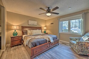 3 bedrooms, desk, laptop workspace, iron/ironing board - Bella Vista Home w/ Deck + Trails: On Golf Course! (Bella Vista)