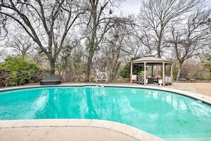 A swimming pool with a gazebo and barbecue area surrounded by trees. - Studio w/ Pool - 13 Mi to Downtown Dallas! (Dallas)