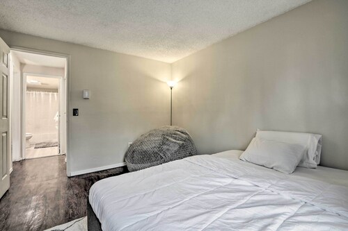 Modern Family Condo ~ 12 Mi to Downtown Seattle!