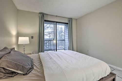 Modern Family Condo ~ 12 Mi to Downtown Seattle!