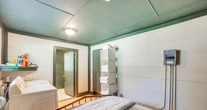 Covered Deck & Fire Pit: Gun Barrel City Escape!