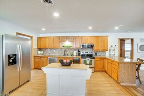 House (3 Bedrooms) | Interior