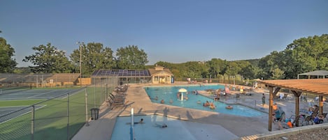 Una piscina al aire libre