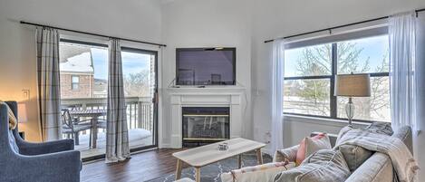 Apartment (3 Bedrooms) | Living area | TV