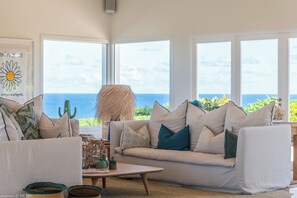 Smart-TV, Tischfußball, Bücher