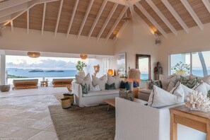 Smart-TV, Tischfußball, Bücher