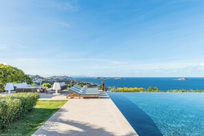 حمّام سباحة مُدفَّأ