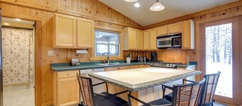 Minocqua湖畔小木屋带露台