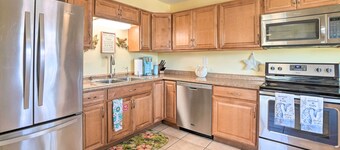 Pet-friendly Dunedin Townhome w/ Private Yard