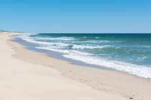 Sulla spiaggia, lettini da mare, teli da spiaggia