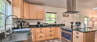 Cozy Cottage: Yard + Deck, Walk to Downtown!