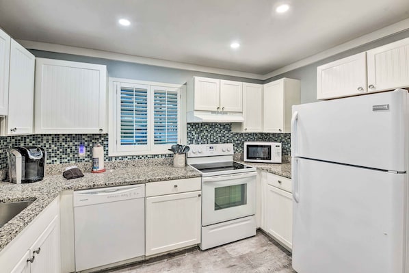 Apartment (2 Bedrooms) | Interior - Walk to Ocean: Condo w/ Community Perks on HHI (Hilton Head Island)