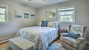 A bedroom with a bed, a chair, a nightstand, and a ceiling fan. - Clemson Getaway < 3 Mi to Memorial Stadium! (Clemson)