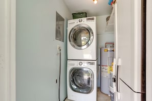 Een wasserette met gestapelde wasmachines en een boiler.