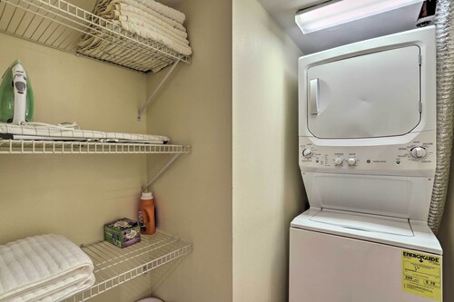 Convenient Clearwater Condo < 4 Mi to Beach!