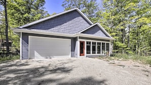 A single-story house with a garage, a covered porch, and a driveway. - Door County Family Home: 3 Mi Whitefish Dunes (Sturgeon Bay)