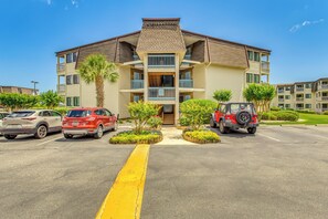 Interior - Walk to Ocean: Myrtle Beach Condo w/ Pool! (Myrtle Beach)