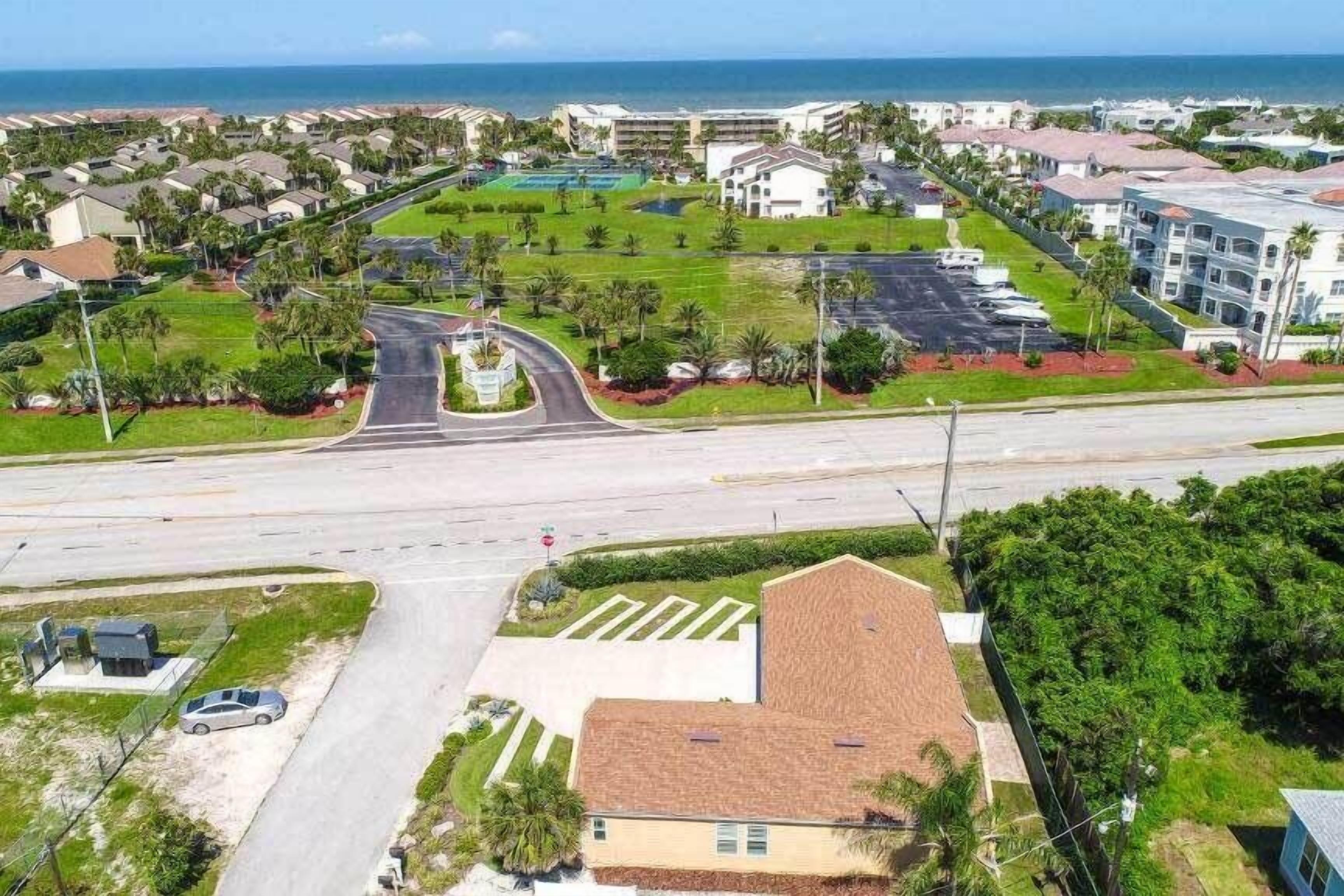 Zona residencial con una intersección, casas y un edificio grande con piscina.