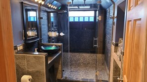 Douche, sèche-cheveux, serviettes fournies, savon