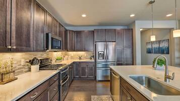 House (3 Bedrooms) | Private kitchen | Microwave, oven, stovetop, dishwasher