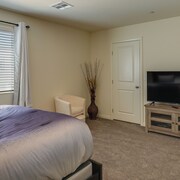 Inviting Henderson Townhome w/ Community Pool!