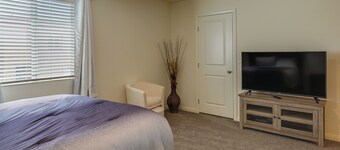 Inviting Henderson Townhome w/ Community Pool!