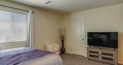 Inviting Henderson Townhome w/ Community Pool!