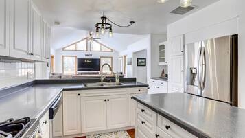 House (5 Bedrooms) | Private kitchen | High chair, paper towels