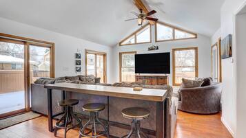 TV, lò sưởi, bàn bóng bàn, sách