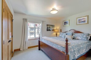 Apartment (2 Bedrooms) | Interior - Walk to Payette Lake Beach! Townhome w/ Fire Pit (McCall)