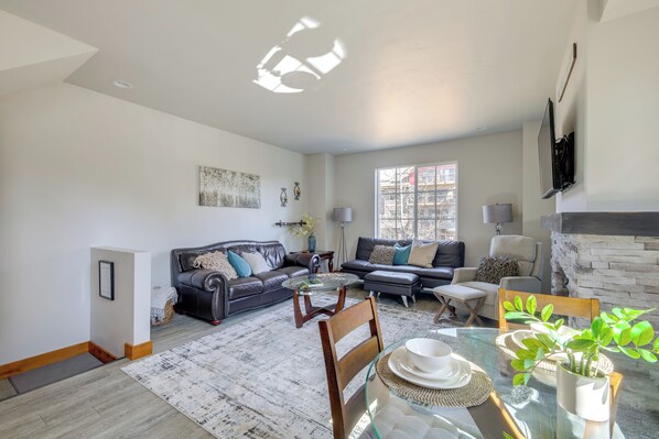 Apartment (2 Bedrooms) | Interior - 10 Mi to Brundage Mountain Resort! Cozy Townhome (McCall)