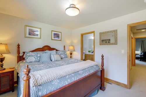 Walk to Payette Lake Beach! Townhome w/ Fire Pit