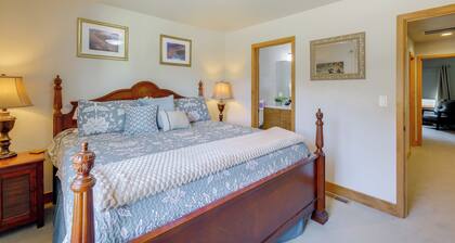 Walk to Payette Lake Beach! Townhome w/ Fire Pit