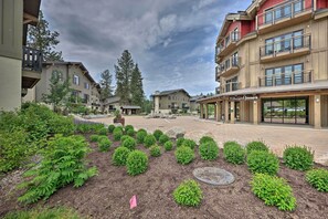 Apartment (2 Bedrooms) | Interior - Walk to Payette Lake Beach! Townhome w/ Fire Pit (McCall)