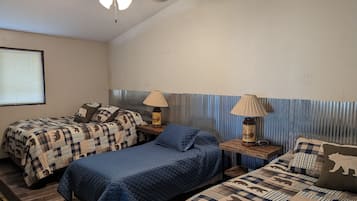 2 habitaciones, tabla de planchar con plancha y ropa de cama