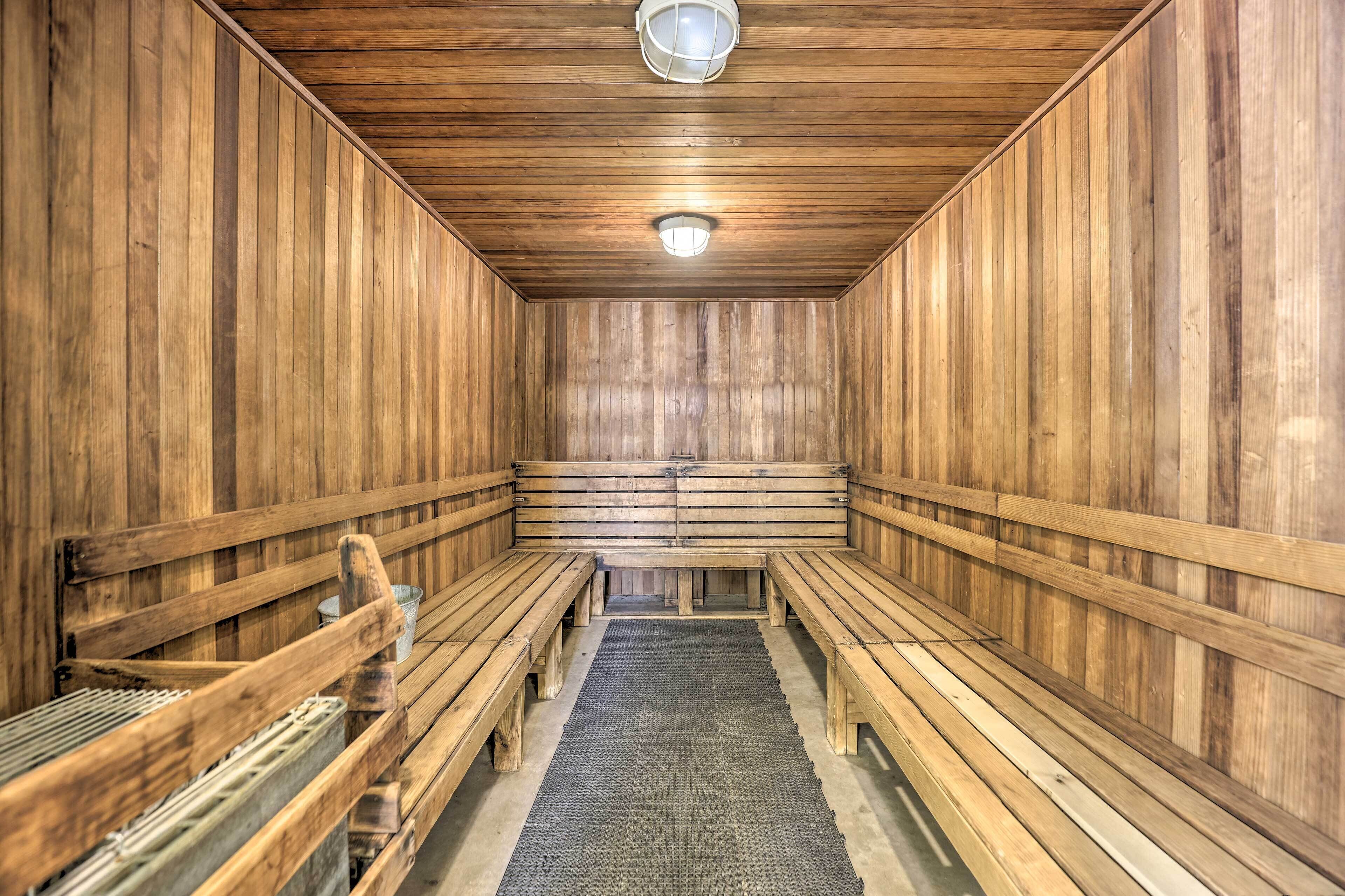 Un sauna avec des bancs en bois et un banc central.