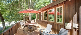 Leavenworth Cabin w/ Private Hot Tub!