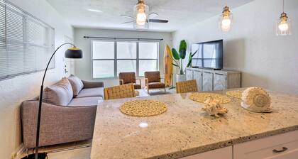 Cute & Cozy Florida Duplex: Walk to Beaches!