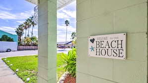 A sign welcoming visitors to the Beach House.