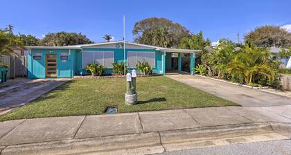 Cute & Cozy Florida Duplex: Walk to Beaches!