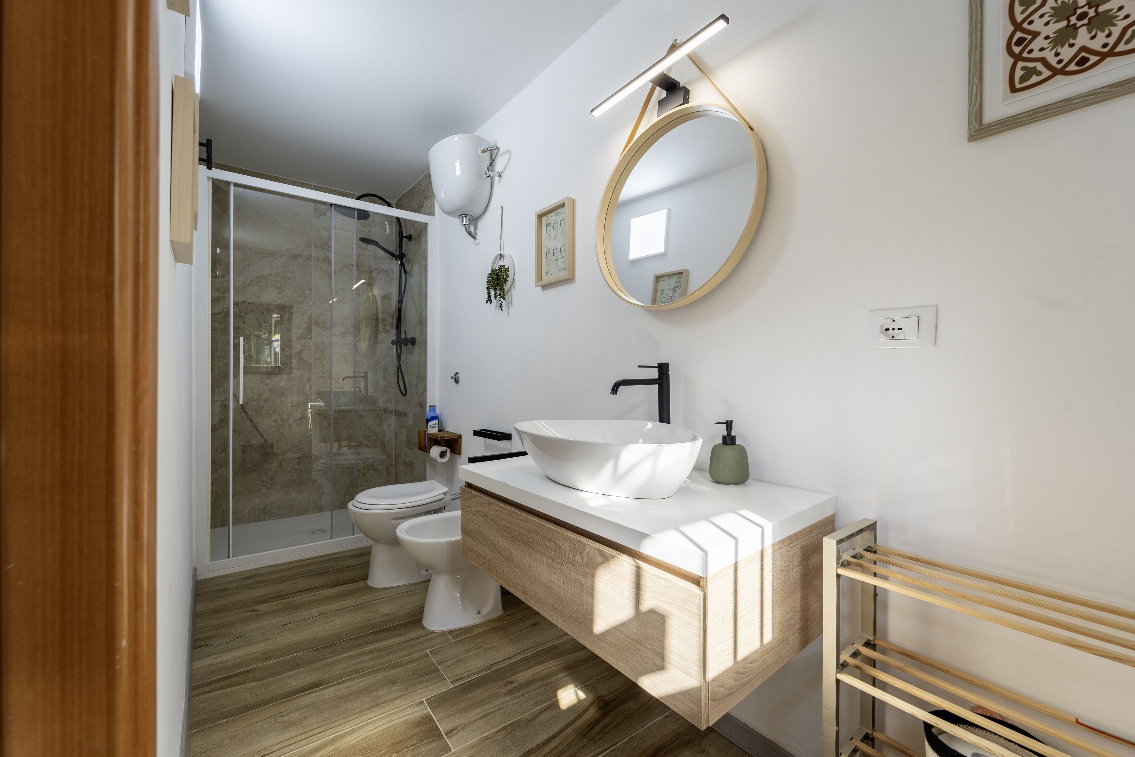 Dusche, Haartrockner, Bidet, Handtücher