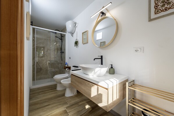 Dusche, Haartrockner, Bidet, Handtücher