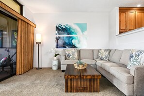 Apartamento, 2 habitaciones, balcón, vistas parciales al mar (KRO-K303) | Zona de estar