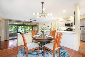 Apartamento, 2 habitaciones, balcón, vistas parciales al mar (KRO-Q202) | Servicio de comidas en la habitación