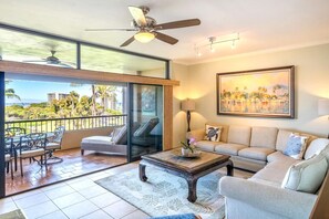 Apartamento, 2 habitaciones, balcón, vistas parciales al mar (KRO-K302) | Zona de estar