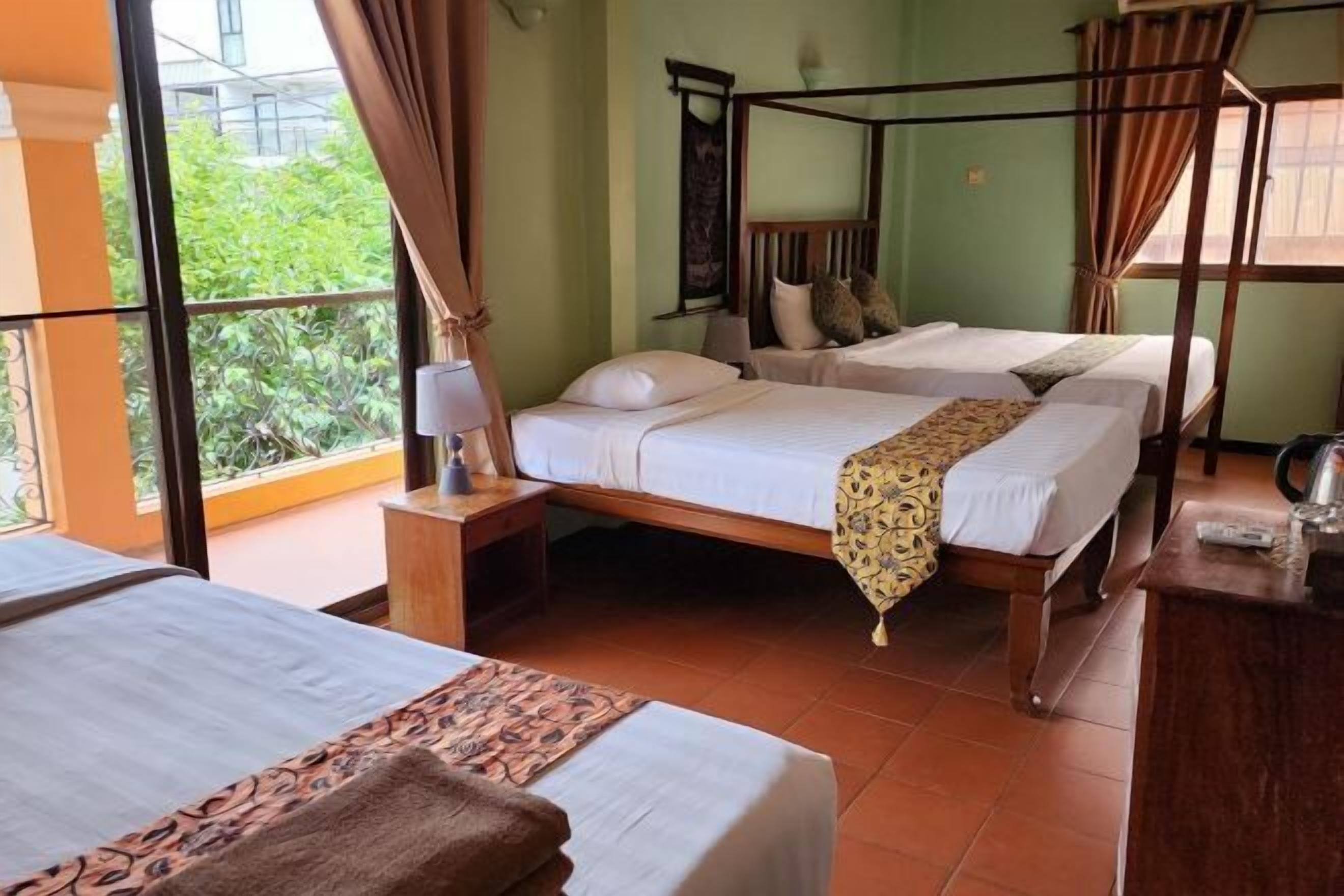 In-room safe, bed sheets