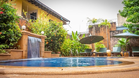 Una piscina al aire libre