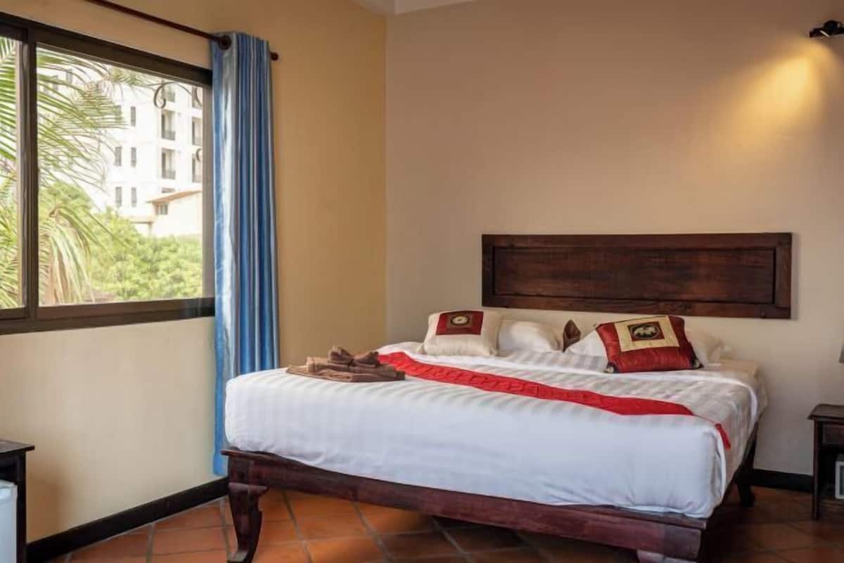 In-room safe, bed sheets