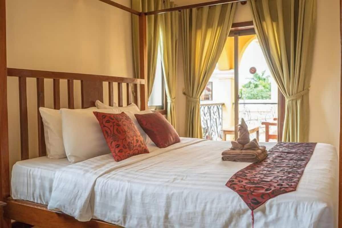 In-room safe, bed sheets